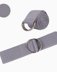 Cintura yoga Fitnexfly in tessuto grigio chiaro con doppia fibbia in metallo, arrotolata e distesa su sfondo bianco con bollino colore.