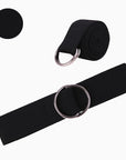 Cintura yoga Fitnexfly in tessuto nero con doppia fibbia in metallo, arrotolata e distesa su sfondo bianco con bollino colore.