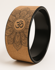 Ruota yoga Fitnexfly in sughero con elegante interno nero, decorata con mandala inciso e simbolo Om, accessorio robusto e confortevole per yoga e pilates.