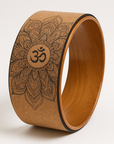 Ruota yoga Fitnexfly in sughero naturale con mandala inciso e simbolo Om, ideale per migliorare equilibrio, flessibilità e supporto durante le posizioni yoga.