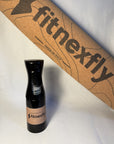 Tappetino yoga Fitnexfly in sughero Made in Italy, accompagnato da uno spray detergente specifico per la pulizia del tappetino yoga, perfetto per mantenere igiene e qualità durante l’allenamento.