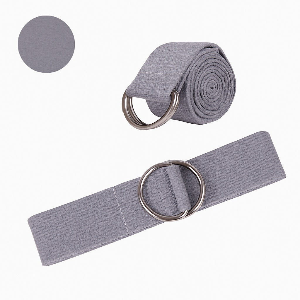 Cintura yoga Fitnexfly in tessuto grigio chiaro con doppia fibbia in metallo, arrotolata e distesa su sfondo bianco con bollino colore.