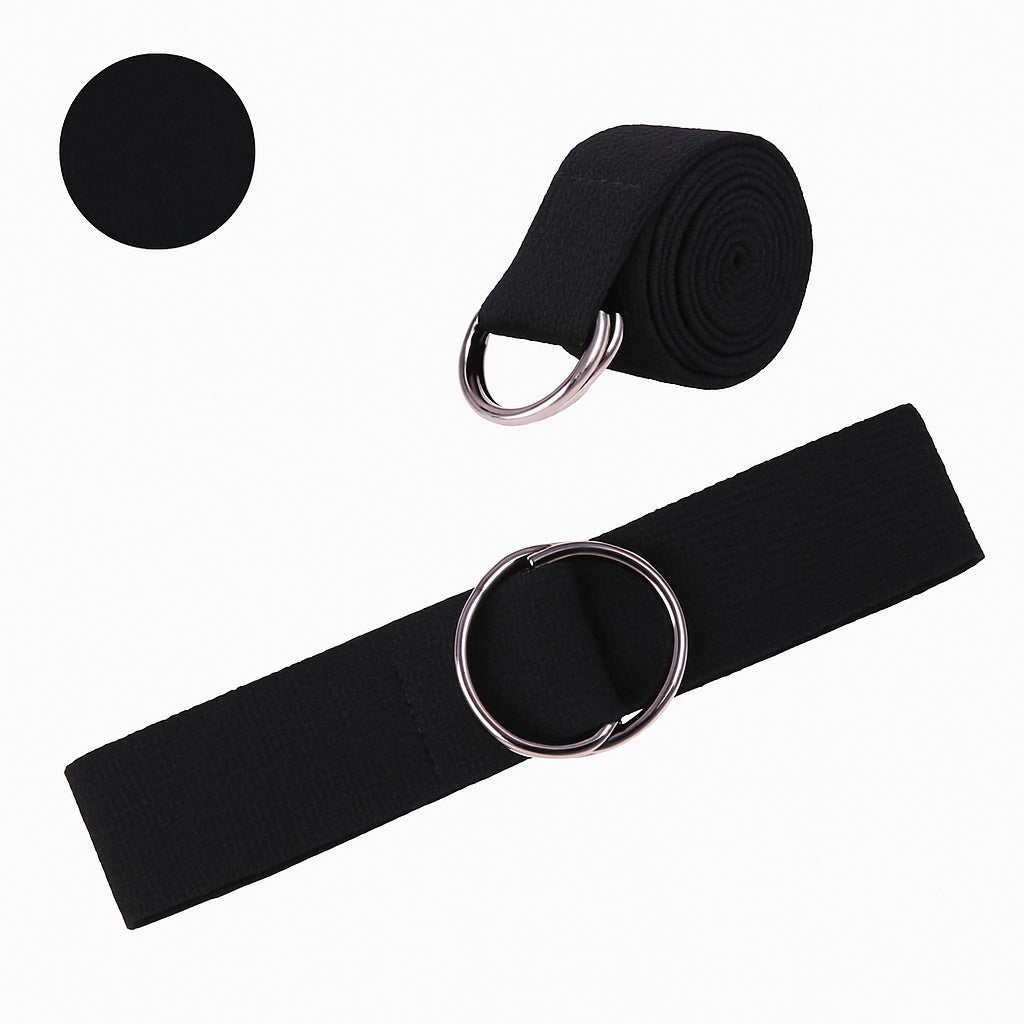Cintura yoga Fitnexfly in tessuto nero con doppia fibbia in metallo, arrotolata e distesa su sfondo bianco con bollino colore.