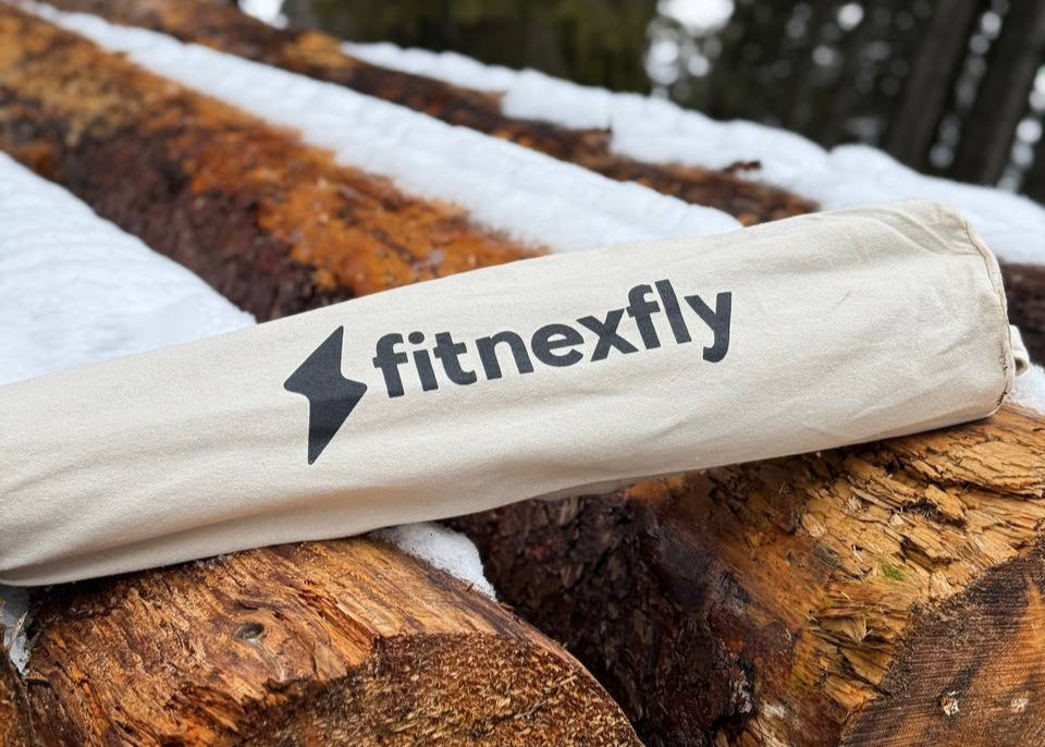 Tappetino Fitnexfly, ideale per yoga outdoor invernale, mostrato in un contesto naturale con tronchi innevati. Scelta ecologica per gli appassionati di yoga e natura.