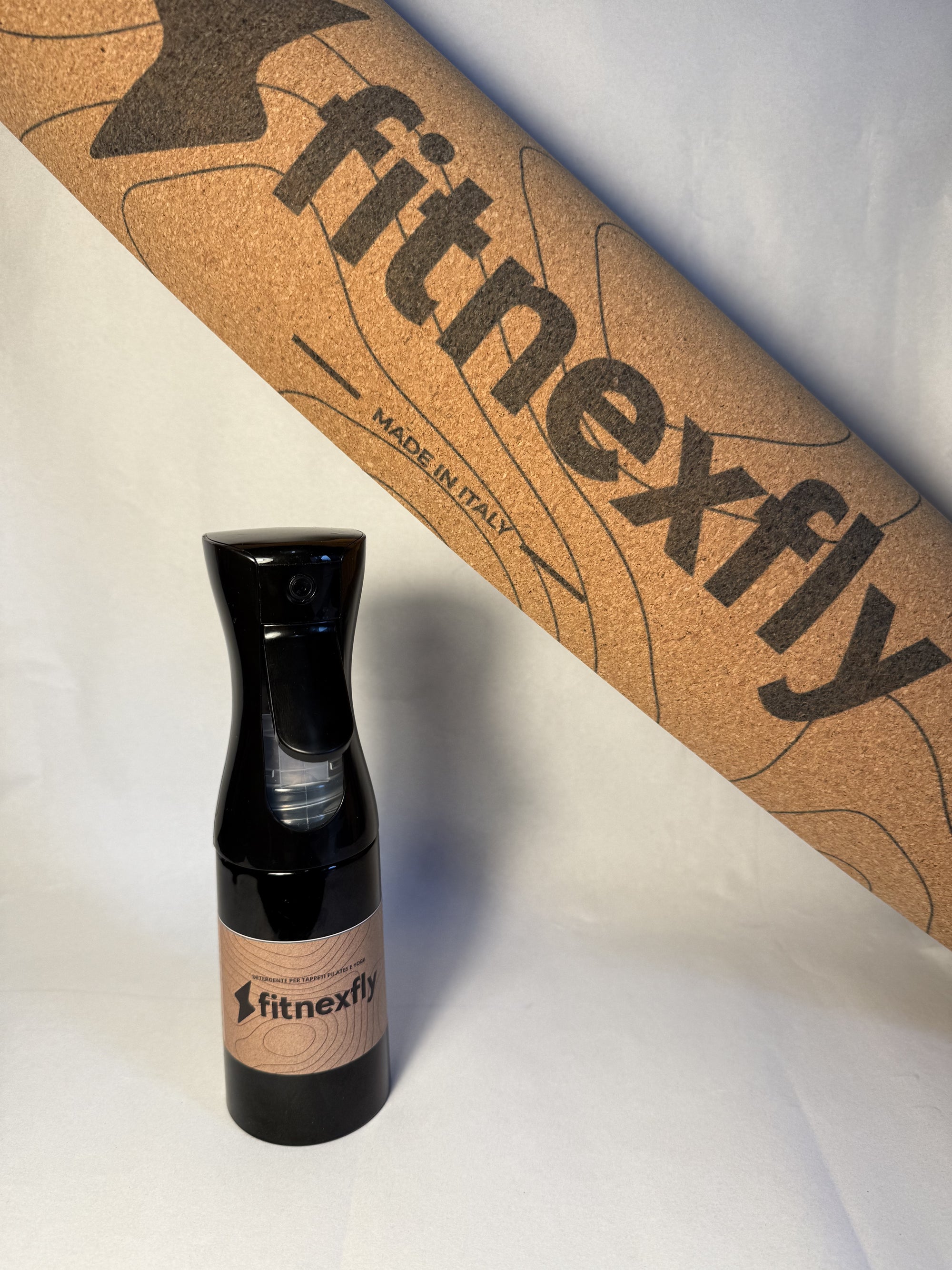 Tappetino yoga Fitnexfly in sughero Made in Italy, accompagnato da uno spray detergente specifico per la pulizia del tappetino yoga, perfetto per mantenere igiene e qualità durante l’allenamento.